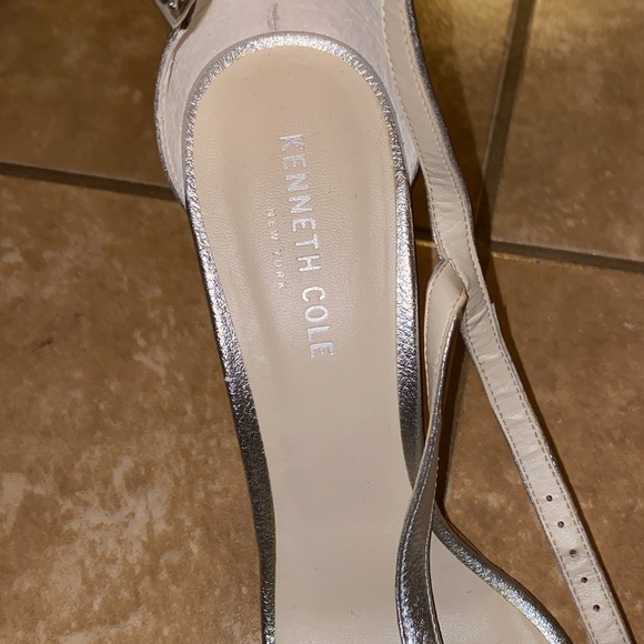 Kenneth Cole New York Berry Sandal Heel Sz 9.5 M Metallic Soft Silver NWOT - Picture 5 of 9